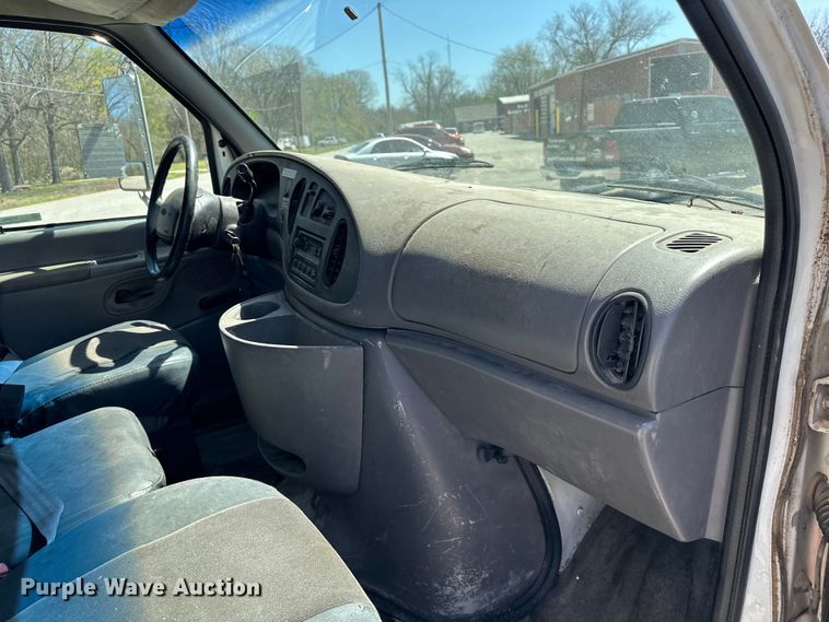 image for item NT9092 2000 Ford E350 box truck