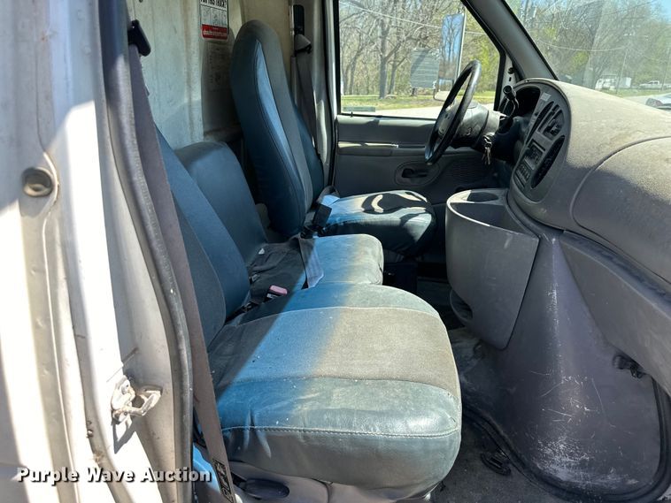 image for item NT9092 2000 Ford E350 box truck