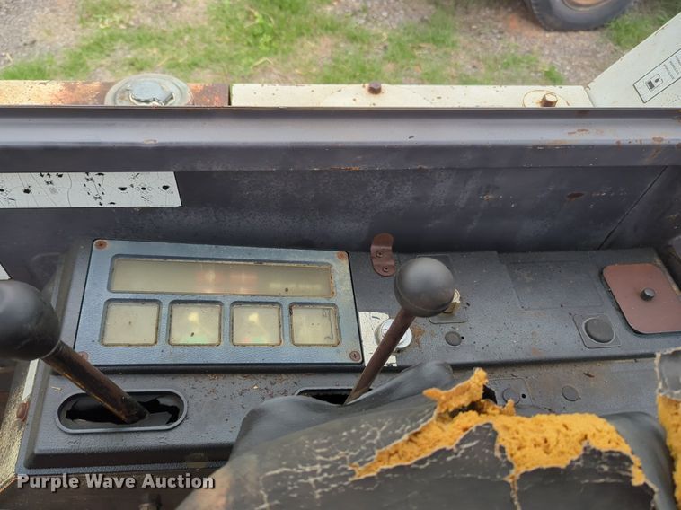 image for item NZ9600 1989 Bobcat 100 mini excavator