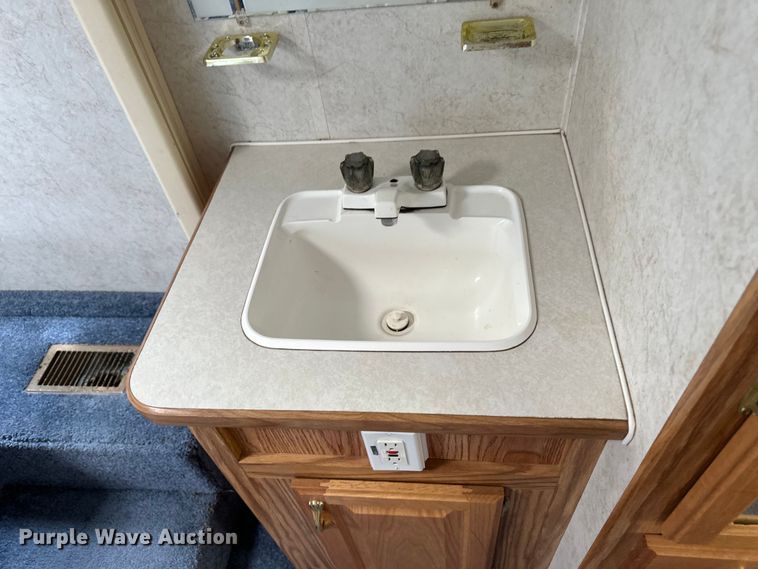 image for item OA9707 2001 Gulf Stream camper