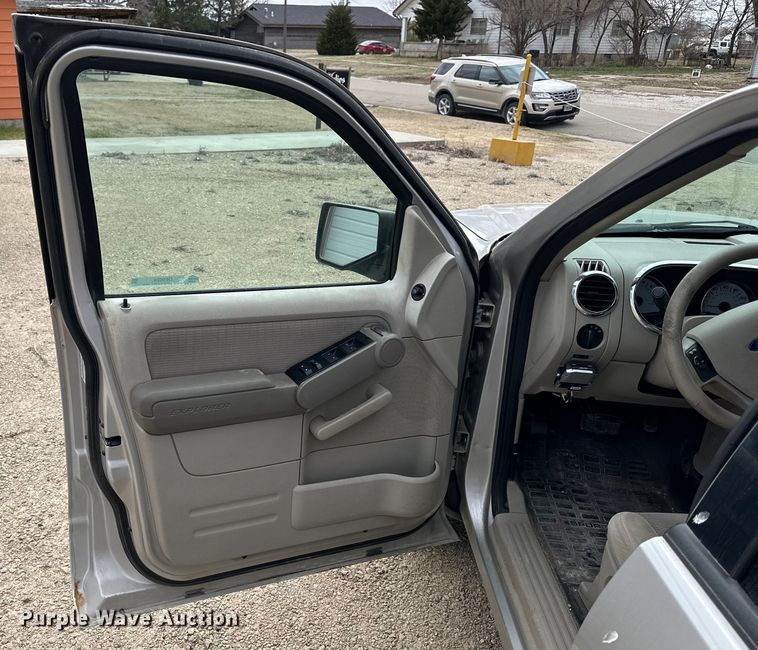 image for item OE9024 2007 Ford Explorer Sport Trac pickup truck