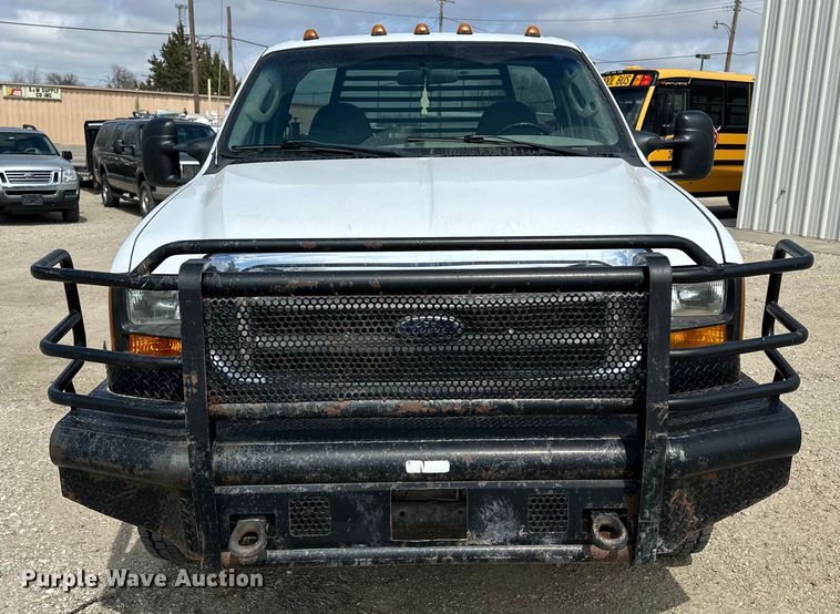 image for item OE9036 2004 Ford  F550 bale bed truck