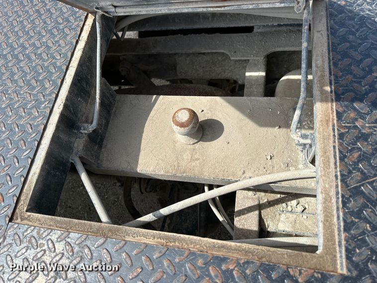 image for item OE9036 2004 Ford  F550 bale bed truck