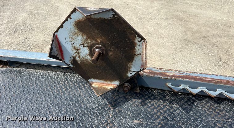 image for item OE9036 2004 Ford  F550 bale bed truck