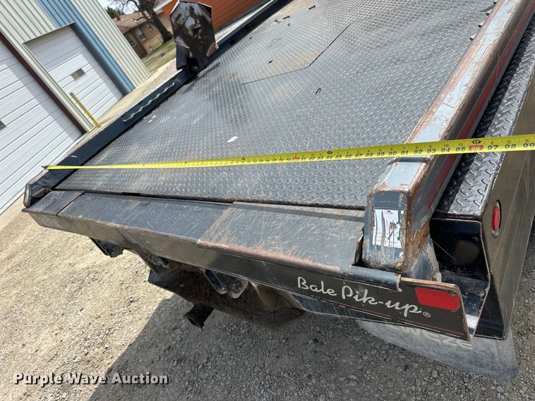 image for item OE9036 2004 Ford  F550 bale bed truck