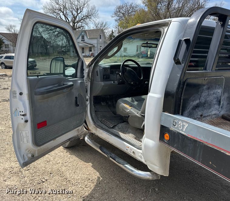 image for item OE9036 2004 Ford  F550 bale bed truck