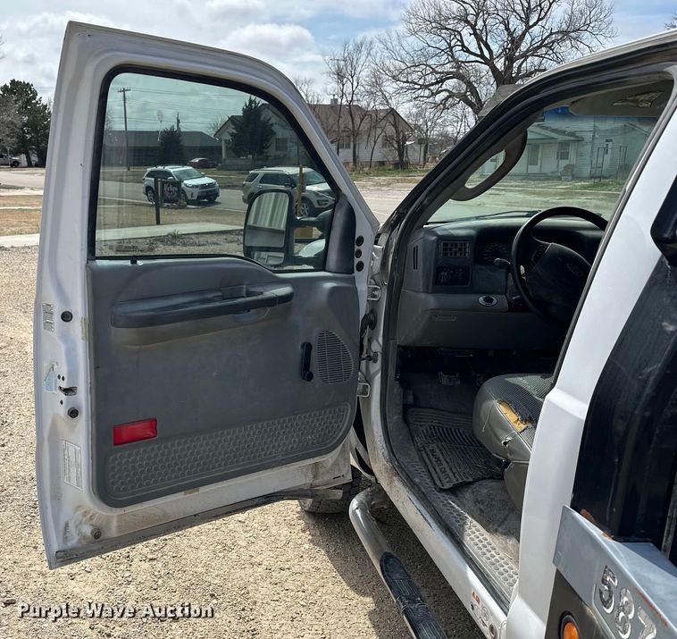 image for item OE9036 2004 Ford  F550 bale bed truck