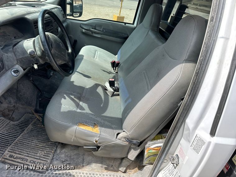 image for item OE9036 2004 Ford  F550 bale bed truck