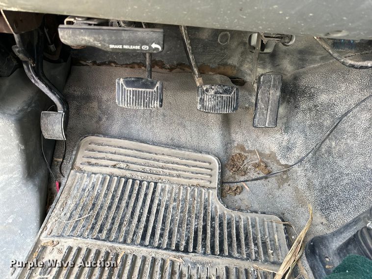 image for item OE9036 2004 Ford  F550 bale bed truck