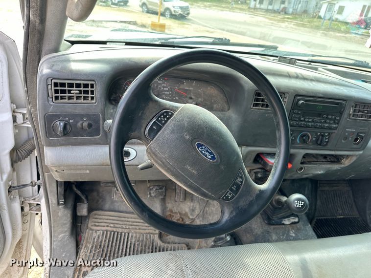 image for item OE9036 2004 Ford  F550 bale bed truck