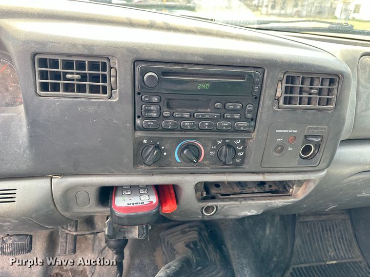 image for item OE9036 2004 Ford  F550 bale bed truck