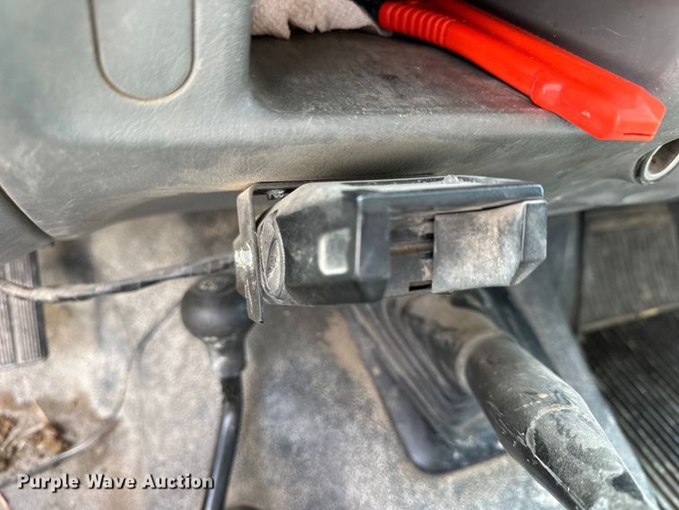 image for item OE9036 2004 Ford  F550 bale bed truck