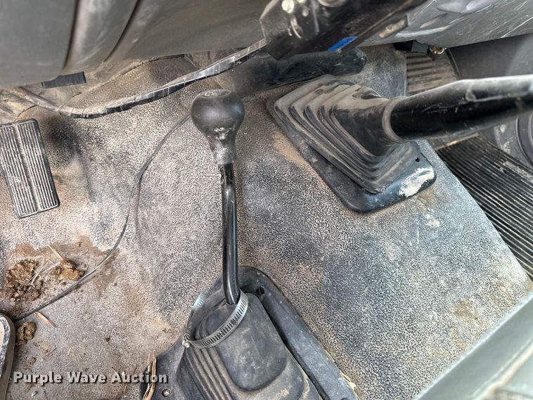 image for item OE9036 2004 Ford  F550 bale bed truck