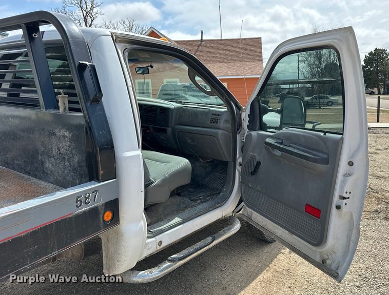 image for item OE9036 2004 Ford  F550 bale bed truck