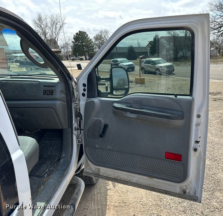 image for item OE9036 2004 Ford  F550 bale bed truck