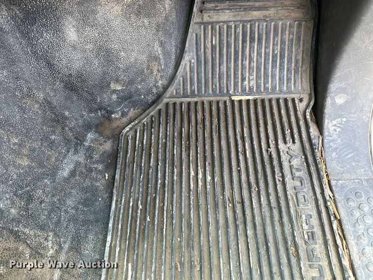 image for item OE9036 2004 Ford  F550 bale bed truck