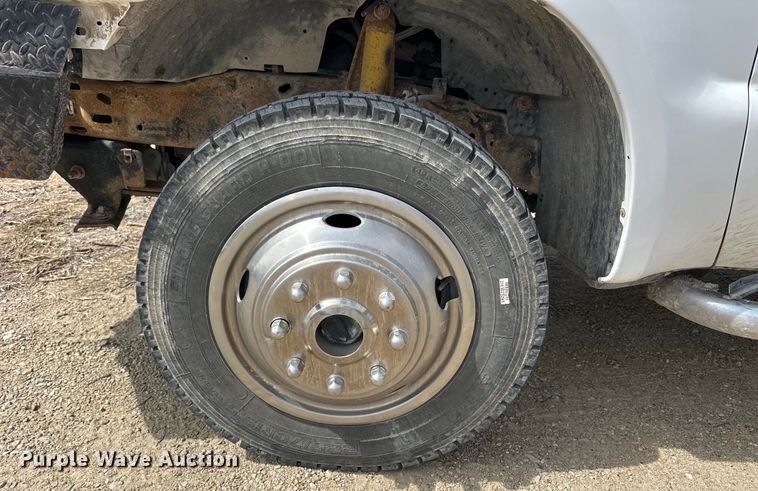 image for item OE9036 2004 Ford  F550 bale bed truck