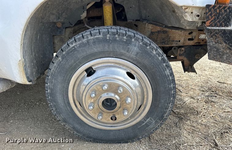 image for item OE9036 2004 Ford  F550 bale bed truck