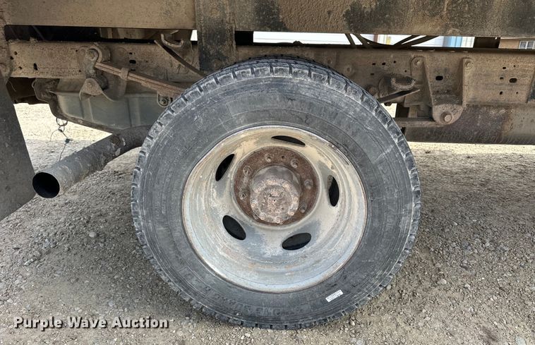 image for item OE9036 2004 Ford  F550 bale bed truck