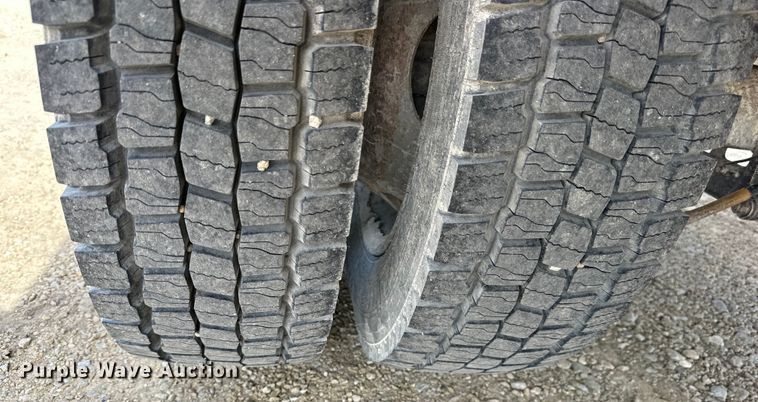 image for item OE9036 2004 Ford  F550 bale bed truck