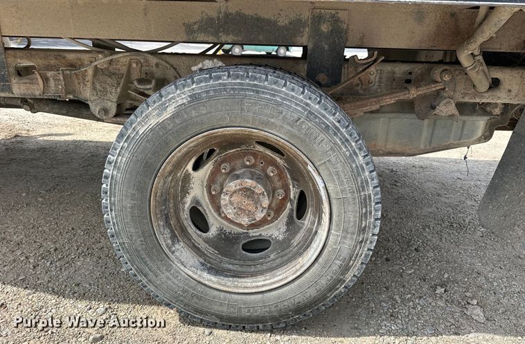 image for item OE9036 2004 Ford  F550 bale bed truck