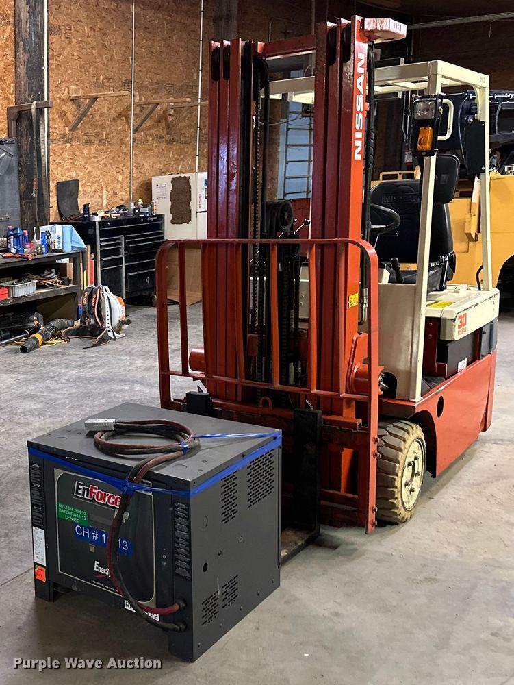 image for item OF9351 Nissan  30 forklift