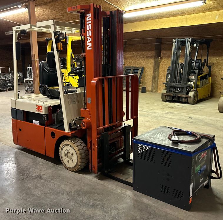 image for item OF9351 Nissan  30 forklift