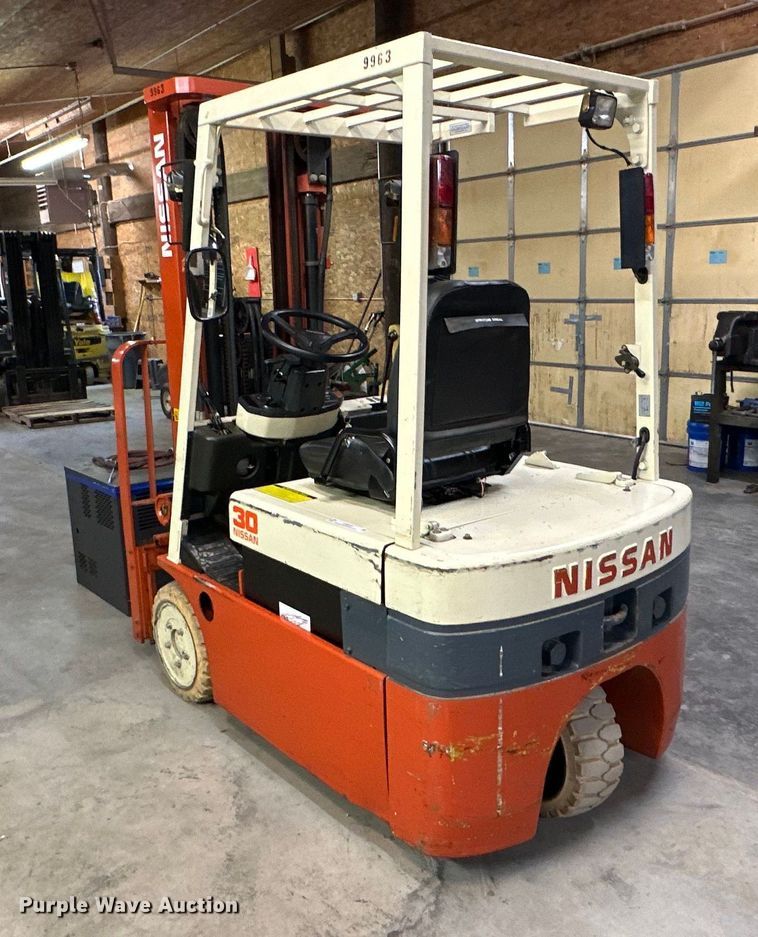 image for item OF9351 Nissan  30 forklift