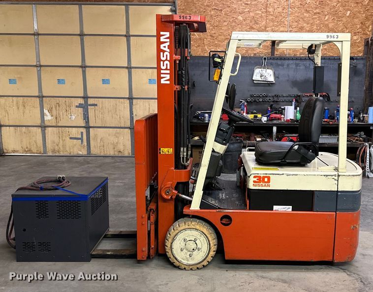 image for item OF9351 Nissan  30 forklift