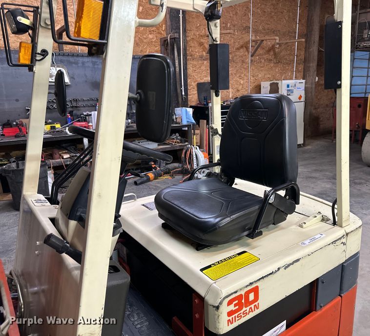 image for item OF9351 Nissan  30 forklift