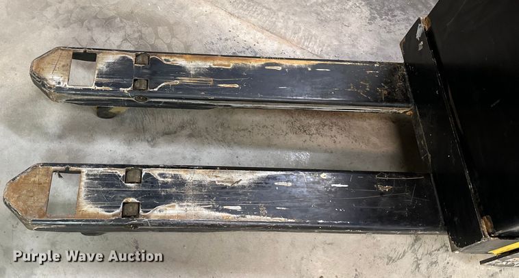 image for item OF9352 Yale MPB045VGN24T2246 pallet jack
