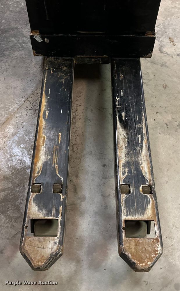 image for item OF9352 Yale MPB045VGN24T2246 pallet jack