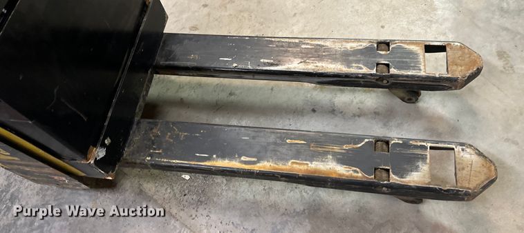 image for item OF9352 Yale MPB045VGN24T2246 pallet jack