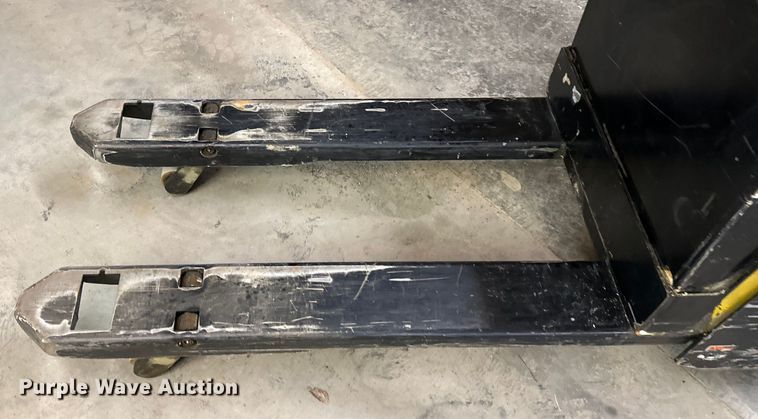image for item OF9353 Yale MPB045VGN24T2646 pallet jack