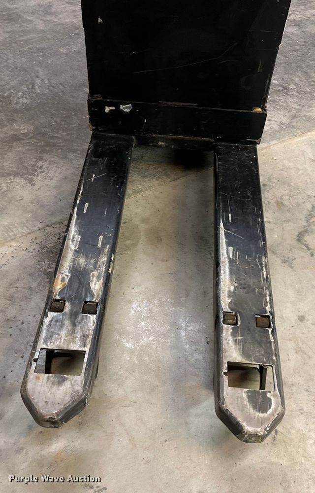 image for item OF9353 Yale MPB045VGN24T2646 pallet jack
