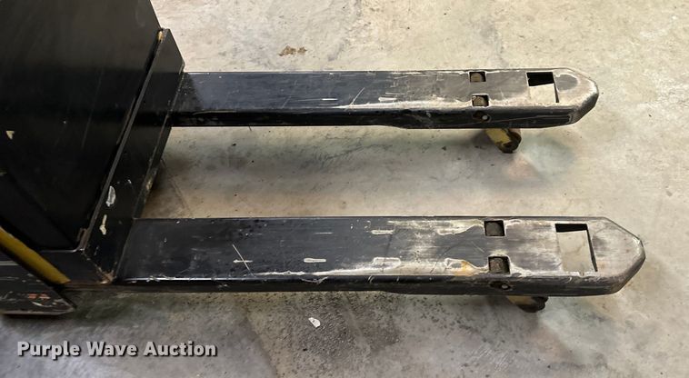 image for item OF9353 Yale MPB045VGN24T2646 pallet jack