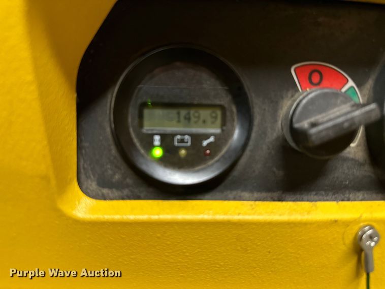 image for item OF9353 Yale MPB045VGN24T2646 pallet jack