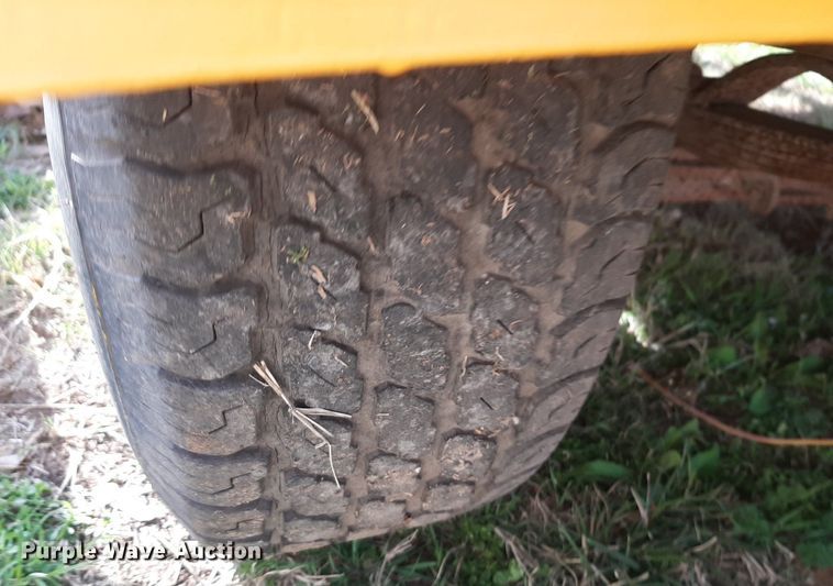 image for item OF9676 1995 John Deere Sabre lawn mower