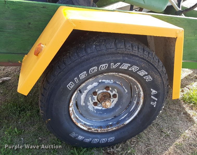 image for item OF9676 1995 John Deere Sabre lawn mower