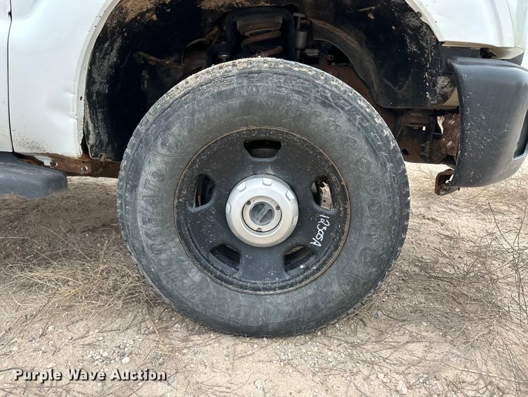 image for item OI9425 2012 Ford F350 Super Duty flatbed pickup truck