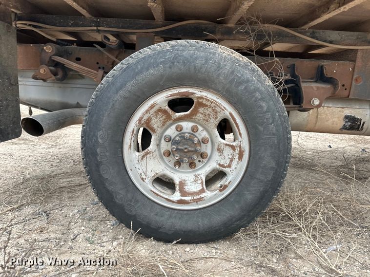 image for item OI9425 2012 Ford F350 Super Duty flatbed pickup truck