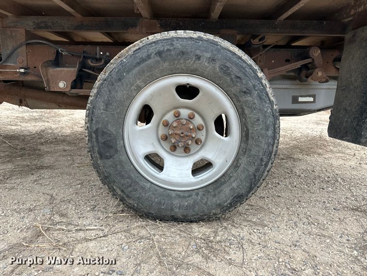 image for item OI9425 2012 Ford F350 Super Duty flatbed pickup truck