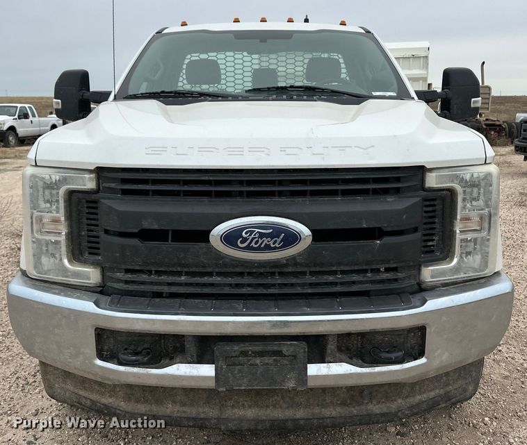 image for item OI9460 2017 Ford F350 Super Duty flatbed pickup truck