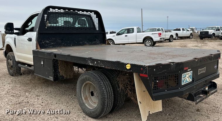 image for item OI9460 2017 Ford F350 Super Duty flatbed pickup truck