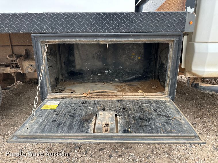 image for item OI9460 2017 Ford F350 Super Duty flatbed pickup truck