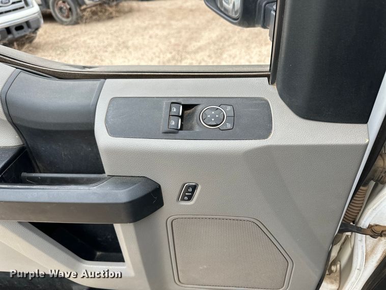 image for item OI9460 2017 Ford F350 Super Duty flatbed pickup truck