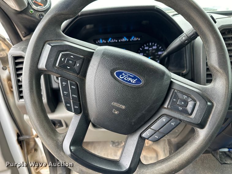 image for item OI9460 2017 Ford F350 Super Duty flatbed pickup truck