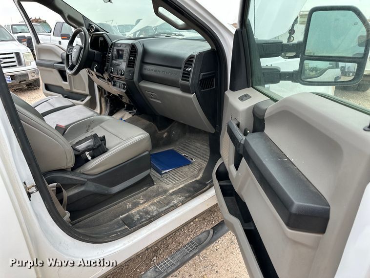 image for item OI9460 2017 Ford F350 Super Duty flatbed pickup truck