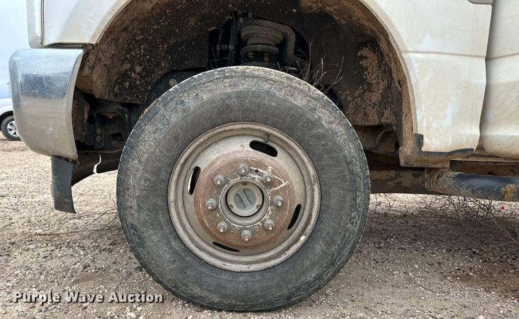 image for item OI9460 2017 Ford F350 Super Duty flatbed pickup truck