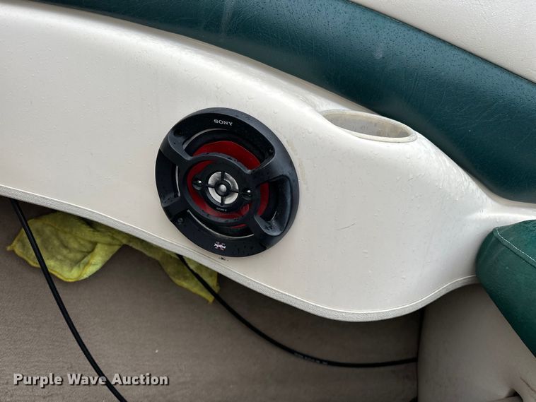 image for item OM9465 1998 Larson  LXI186 boat